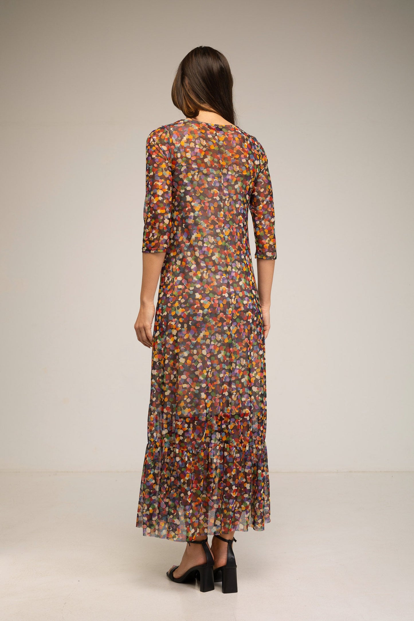 Vestido largo de tul con forro interior y estampado fondo oscuro