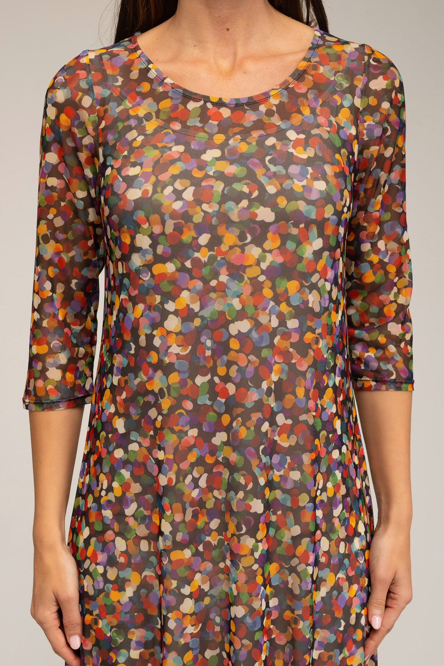 Vestido largo de tul con forro interior y estampado fondo oscuro
