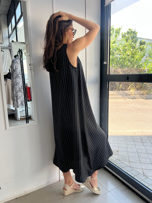 Vestido de tirantes en simil lino color negro con raya diplomática